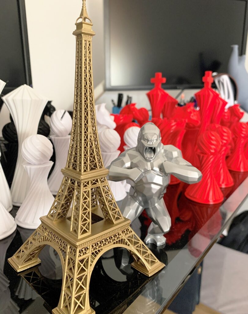 Eiffel Tower and Gorilla. #3d #3darcwest #3dprinting #3dprinted #3dprint #toureiffel #instaart #instagram #gold #yvelines #iledefrance #abstractart #abstraitart #eiffeltower #paris #silver #gorilla #paris #opencommissions #digitalsculpture #decoration…
