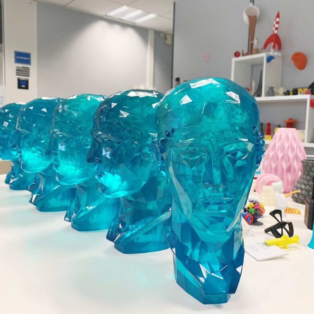 TÃªtes d'aurige en mode low poly . Un petit clin d'Åil aux passionnÃ©s de design et d'impression 3D. Le cristal turquoise capte la lumiÃ¨re d'une…